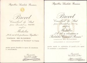 Lot de 2 brevete medalii comuniste care au aparținut lui Paul Diaconescu, ziarist la "Scânteia"