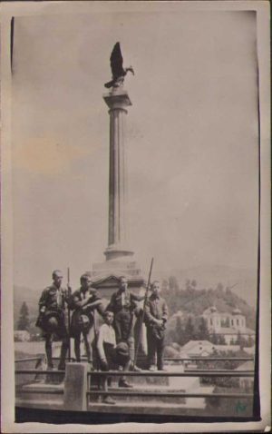 Cercetași români la un monument al eroilor, România, perioada interbelică