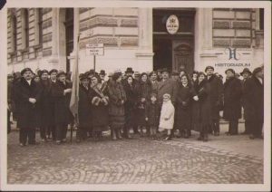 Teodor Neș (primul din stânga) alături de veterani de război români și Asociația Profesorilor Secundari din România, secția Oradea, în fața Liceului "Emanuil Gojdu" din Oradea în timpul unei dintre marile manifestații antirevizioniste care au avut loc în oraș în anii 1930