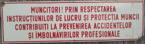 Tablă emailată protecția muncii - Muncitori! Prin respectarea instrucțiunilor de lucru și protecția muncii contribuiți la prevenirea accidentelor și îmbolnăvirilor profesionale - România comunistă