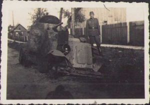 Blindat sovietic BA10 distrus pe Frontul de Est, Al Doilea Război Mondial
