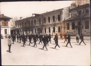 Elevi militari în uniforme model 1895 și ofițeri-instructori în uniforme model 1912 la Școala de Artilerie și Geniu din București