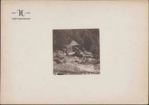 Șteamp cu 12 săgeți acționat prin puterea apei, la Roșia Montană, pentru zdrobirea minereului de aur pentru extragerea aurului, 1921. Fotografie realizată de Emmanuel de Martonne.