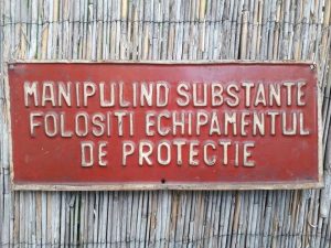 Tablă ambutisată protecția muncii Manipulând substanțe folosiți echipamentul de protecție, perioada comunistă