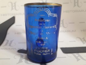 Cană din sticlă albastră cu decor auriu cu inscripția: "Amintirea de la Exposiția Generală. Târgul de Mostre Chișinău 15/8-30/9 1925 Sticlărie Fischer Putna Bucov."