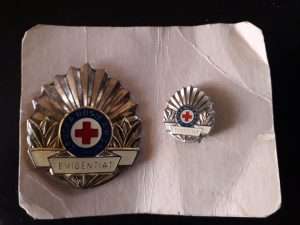 Lot de 2 insigne Evidențiat Crucea Roșie, mare și mică, pe carton original