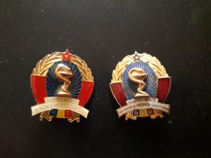Lot de 2 insigne Pentru merite în munca medico-sanitară, România comunistă