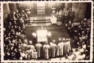 Slujbă religioasă cu 7 preoți, România interbelică