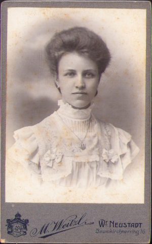Femeie din familia Umling, studio Weitzl, Wiener-Neustadt, 1909