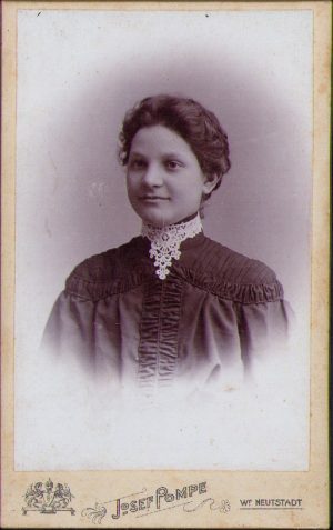 Fotografie Susi Schunn, cu dedicație olografă dată la Sebeș, județul Alba, 1905, studio Pompe, Wiener-Neustadt