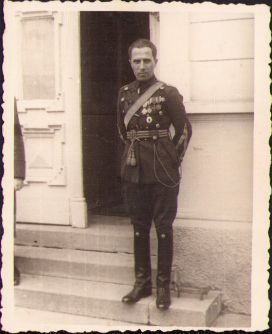 Erou Cazacu Gh. Veniamin din cavaleria română, la data fotografierii (1937) căpitan, purtând Ordinul "Coroana României", (probabil) "Serviciul Credincios", Medalia comemorativă a războiului 1916-1918, medalia "Victoria Marelui Război pentru civilizație" și insigna regimentului.