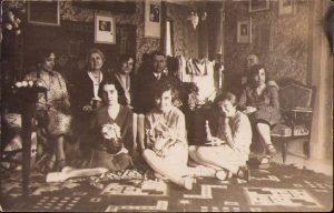 Fotografie cu ou și iepuraș din ciocolată de Paști, România interbelică