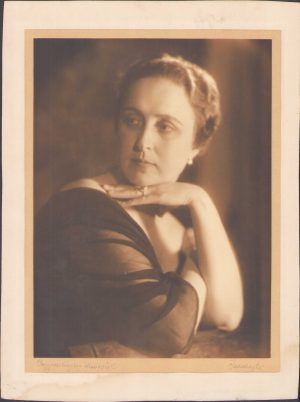Elena Motăș, soția lui Constantin Ioan Motăș, fondatorul industriei gazului metan din România în perioada interbelică. Scriitoare (nom de plume Elena Bran), a ctitorit școala românească și catedrala din Mediaș în anii 1930, împreună cu soțul său