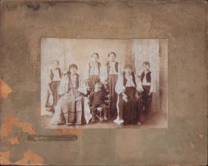 Țărănci cu copii în port popular românesc, studio Guggenberger, Mediaș - Dumbrăveni