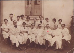 Prof. dr. Daniel Danielopolu și personalul disciplinei de Fiziologie de la Facultatea de Medicină din București, anii 1920