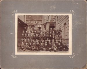 Elevi și învățător, cca anii 1910