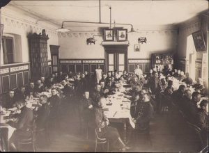 Elevi militari români din artilerie în sala de mese, Școala Specială de Artilerie și Geniu din București, circa 1913-1914