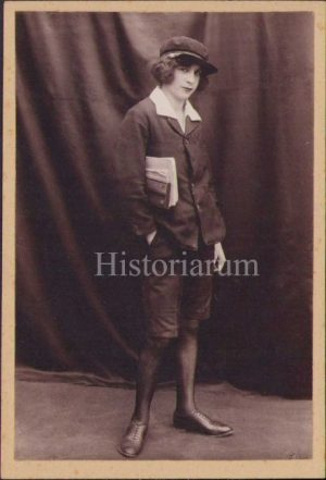 Tânără în uniformă de elev, perioada interbelică