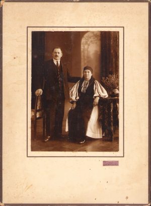 Femeie în port popular românesc, studio Guggenberger-Mairovits, Sibiu