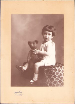 Fetiță cu ursuleț, 1928
