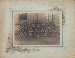 Elevi și învățătoare de la școala nr 18 din București, 1912