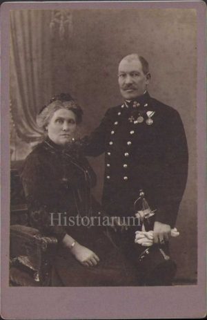 Ofițer din serviciile armatei austro-ungare, decorat și purtând sabie