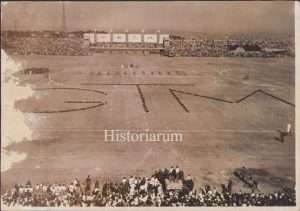 Delegația română formând literele G T M (Garrigue Tomas Masaryk - primul președinte al Cehoslovaciei, începând cu anul 1918), pe un stadion din Praga cu ocazia uneia dintre marile manifestații antirăzboi din Cehoslovacia epocii