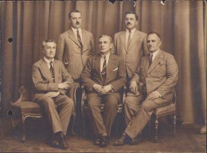 Directorul Poștei din Oradea, Căpușan Iuliu, alături de alte personaje cu rang înalt din S.A.R. de Telefoane, anii 1930