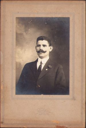 Emigrant ardelean în SUA, studio Tuly Magyar Fenykepesz, Newark