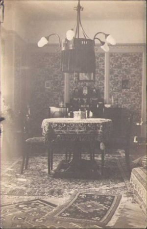 Interior de casă românească, perioada interbelică