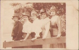Fotografie 5 fete cu capele militare austro-ungare