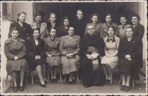 Preot și membre ale unei societăți catolice, studio Horvath, Turda, perioada interbelică