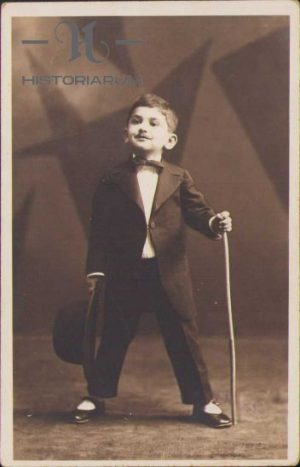 Copil imitându-l pe Charlie Chaplin, perioada interbelică