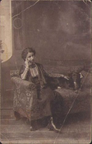 Femeie cu cățel Dorohoi, 1901