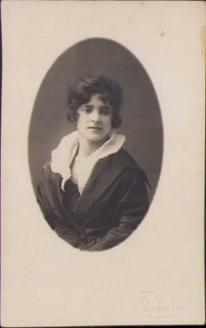 Fotografie femeie din Curtea de Argeș, studio Foto Lux, București