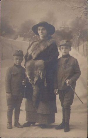Copii în uniforme austro-ungare de sublocotenent, cu săbii