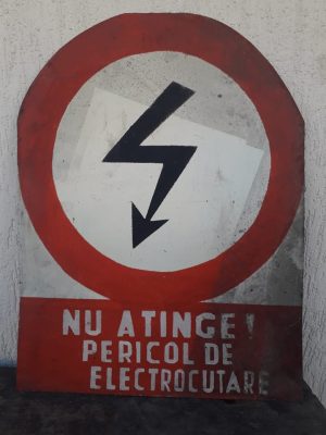 Tablă vopsită industrială - Nu atinge! Pericol de electrocutare! - România comunistă