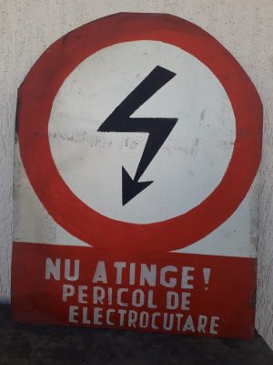 Tablă vopsită industrială - Nu atinge! Pericol de electrocutare - România comunistă