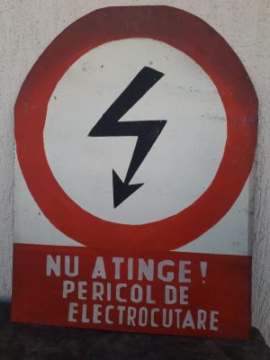 Tablă vopsită industrială - Nu atinge! Pericol de electrocutare - România comunistă
