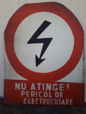 Tablă vopsită industrială - Nu atinge! Pericol de electrocutare - România comunistă