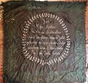 Țesătură comemorativă săsească, anul 1846, Transilvania, realizată din mătase cu inscripția în limba germană brodată manual