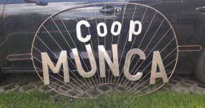 Coop Munca, semn de dimensiuni mari de întreprindere din România comunistă, confecționat integral din metal