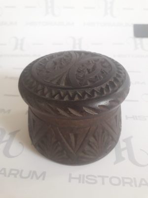 Cutie din lemn cu model sculptat în stil neoromânesc, perioada interbelică