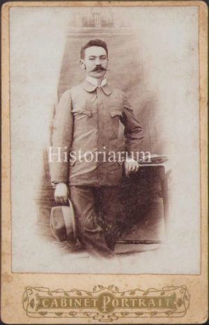 Domn cu mustăți mari, studio fotografic anonim