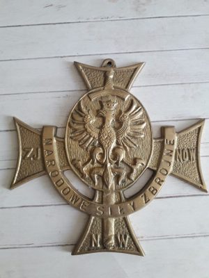 Însemn mare din alamă cu stema Forțelor Armate Naționale poloneze (Narodowe Siły Zbrojne) care a activat între anii 1942-1947 împotriva ocupantului german (inițial) și ulterior împotriva comuniștilor