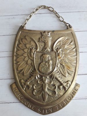 Însemn mare din alamă cu stema Forțelor Armate Naționale poloneze (Narodowe Siły Zbrojne) care a activat între anii 1942-1947 împotriva ocupantului german (inițial) și ulterior împotriva comuniștilor