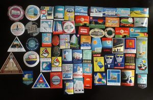Lot de 64 etichete autocolante cu hoteluri din România comunistă, perioada RPR și RSR, modele diferite