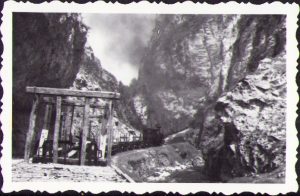 Locomotivă cu aburi și tren, 1965, Cheile Taia, județul Hunedoara