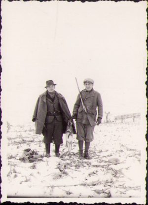 Vânători cu pușcă și iepure trofeu, anii 1930, România