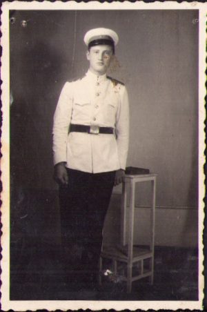 Elev de liceu militar în uniformă model 1952, studio Szeifried, Tășnad